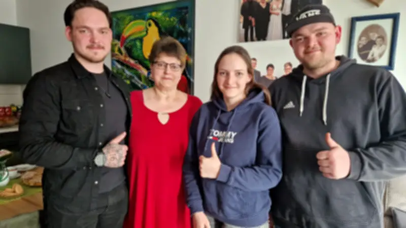 Drillinge starten Spendenaktion für Mutter mit Lipödem: Kampf gegen chronische Schmerzen