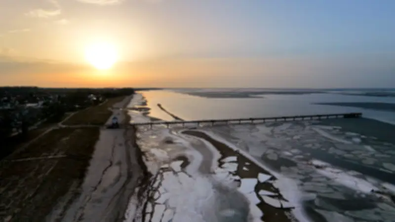 Drohnenaufnahmen enthüllen: Die Ostsee in ihrer faszinierenden Frühlingspracht