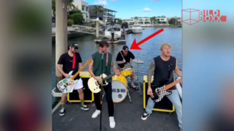 Drummer stürzt bei Open-Air-Konzert ins Hafenbecken: Unfreiwilliges Bad im Video