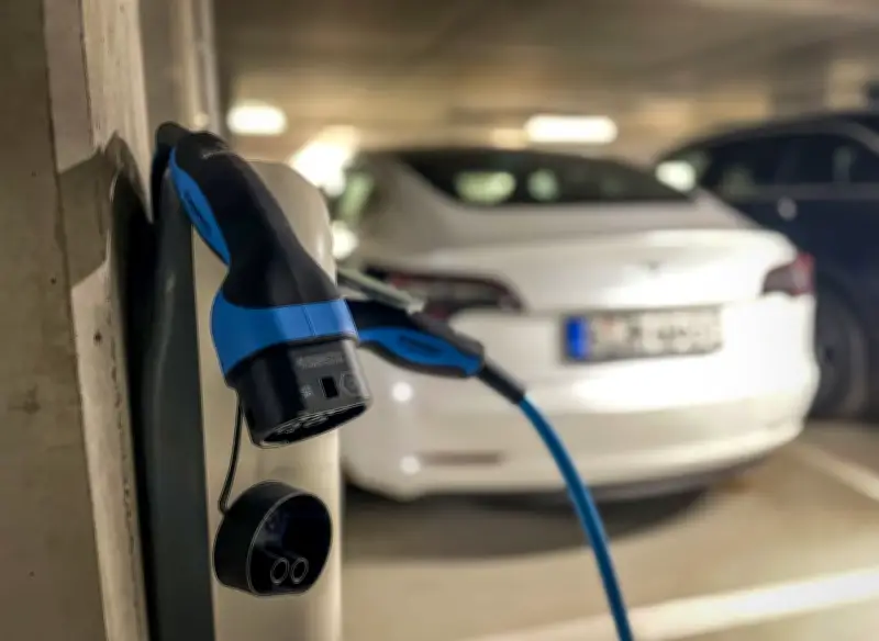 E-Auto-Laden für Mieter: Rechte, Lösungen und Kosten im Überblick