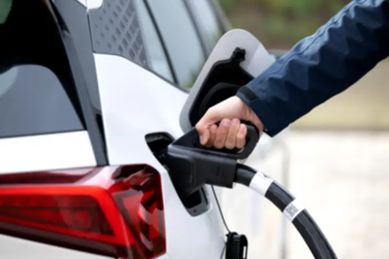 E-Auto-Ladezeiten verkürzen: Clevere Strategien für unterwegs