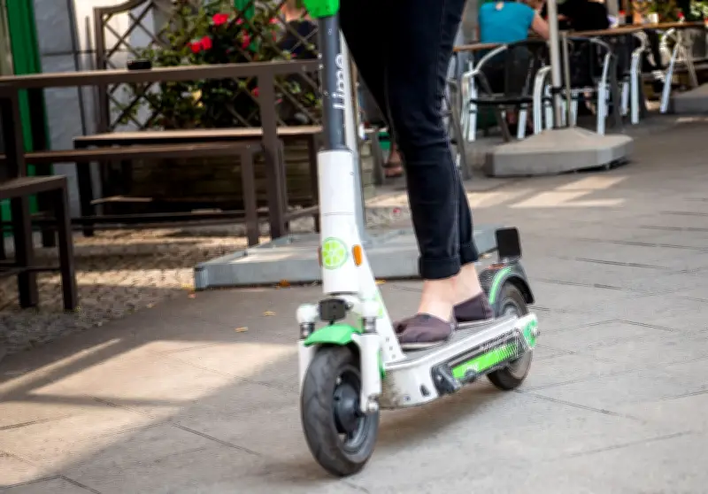 E-Scooter auf Gehwegen: Gerichtsurteil zeigt gravierende Folgen von Verkehrsverstößen