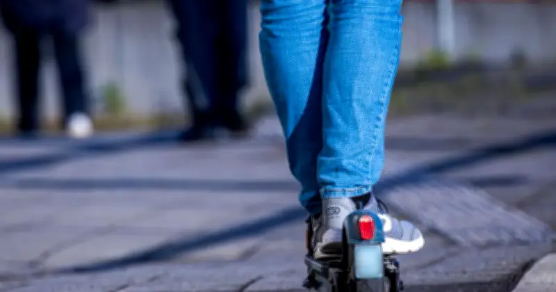 E-Scooter-Unfall in Aschheim: Mutter und Tochter nach Kollision mit Pkw schwer verletzt