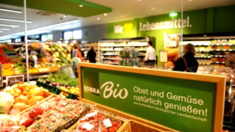 Edeka ruft Trink-Kokosnüsse zurück: Schimmelpilzgift stellt unsichtbare Gesundheitsgefahr dar