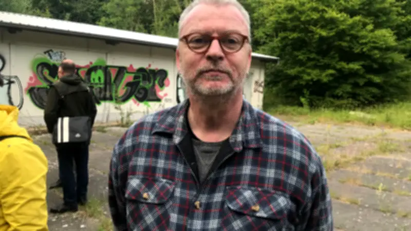 Ehemaliger Stasi-Häftling führt durch DDR-Untersuchungshaftanstalt in Neubrandenburg