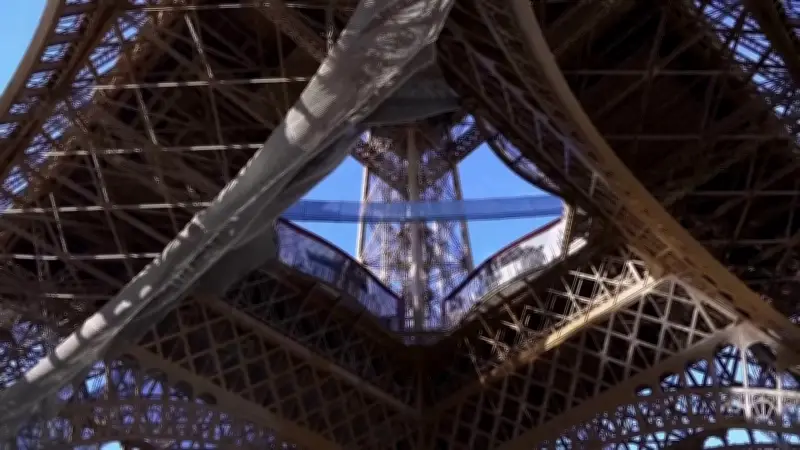 Eiffelturm erhält schwindelerregende Netzbrücke in 60 Metern Höhe für begrenzte Zeit