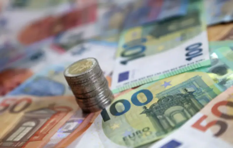 Einkommenslücke Ost-West 2025 erneut gewachsen: Fast 6.000 Euro Unterschied