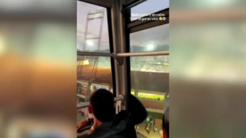 Einzigartiger Fan-Moment: Traumtor aus der Gondel im Stadion von Once Caldas