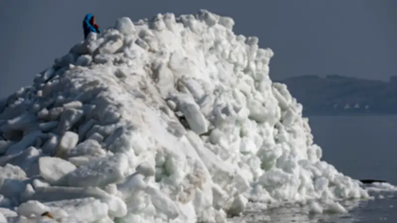 Eisberge an der Ostsee trotz Frühlingstemperaturen: Warum das Schmelzen so lange dauert