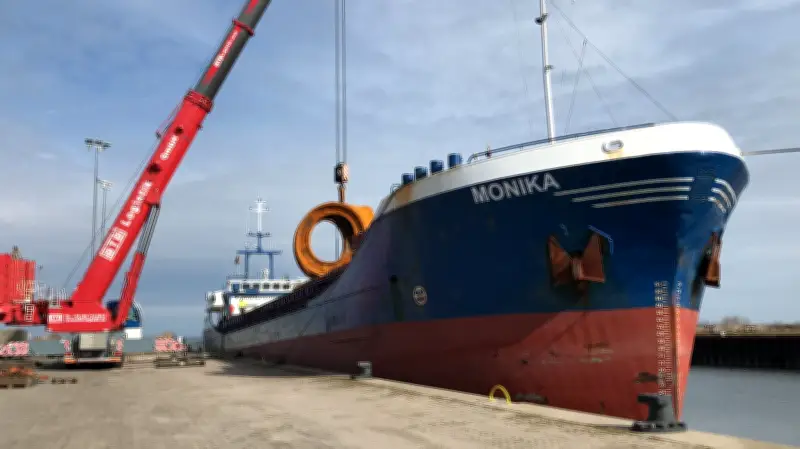 Eisbrecher befreit Industriehafen Ueckermünde: Mega-Fracht kann nach Frost-Stillstand endlich verschifft werden