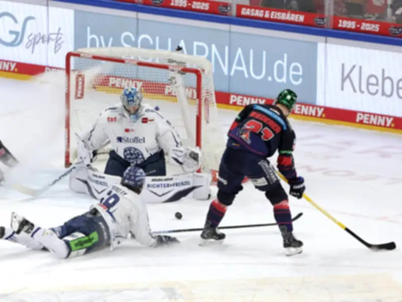 Eisbären Berlin gewinnen in Straubing und führen Viertelfinalserie