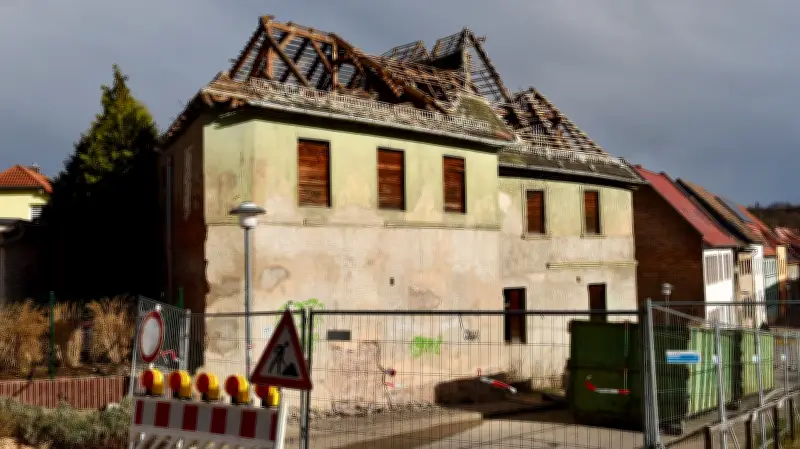 Eisleben: Abriss des legendären Hauses „Zur dreckigen Weste“ in der Annengasse beginnt