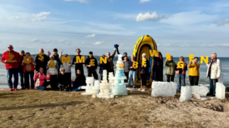 Eisskulpturen am Müritz-Strand: Gemeinschaftsaktion setzt Zeichen vor Landtagswahl