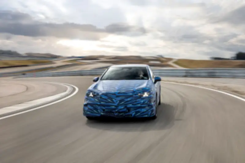 Elektrische Mercedes C-Klasse mit 750 km Reichweite startet im Sommer