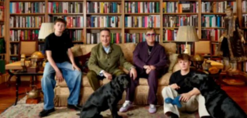 Elton John: Familienporträt in Londons National Portrait Gallery ausgestellt