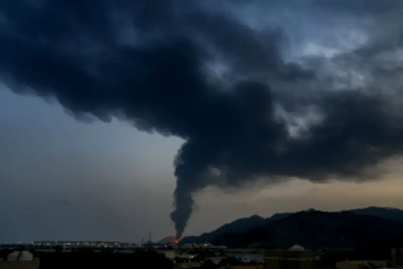 Emiratischer Präsident erklärt Kriegszustand: Iran bombardiert VAE mit Hunderten Raketen