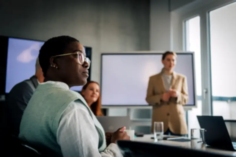 Emotionale Ausbrüche im Team: So reagieren Führungskräfte richtig und konstruktiv