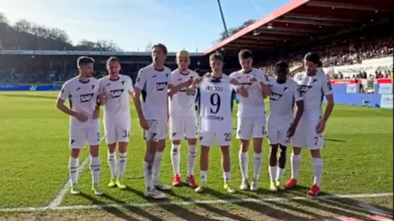 Emotionale Trikot-Aktion bei Hoffenheim löst unerwartete Pfiffe und Bierbecher-Würfe aus