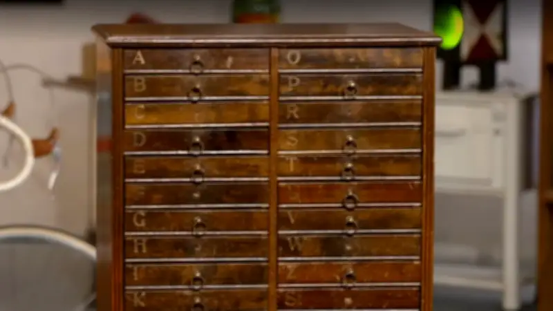 Emotionales Erbstück bei Bares für Rares: Holzschränkchen erzielt Wunschpreis