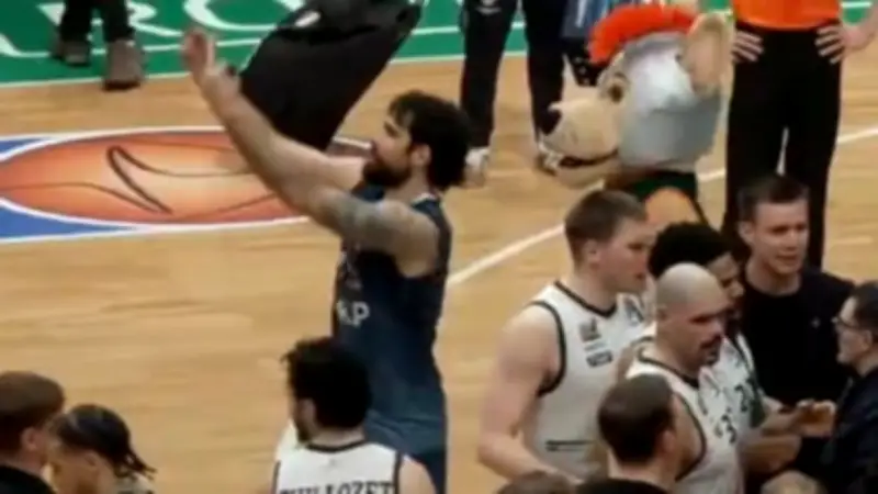 Emotionen kochen über: Basketball-Profi zeigt doppelten Stinkefinger nach Bundesliga-Krimi