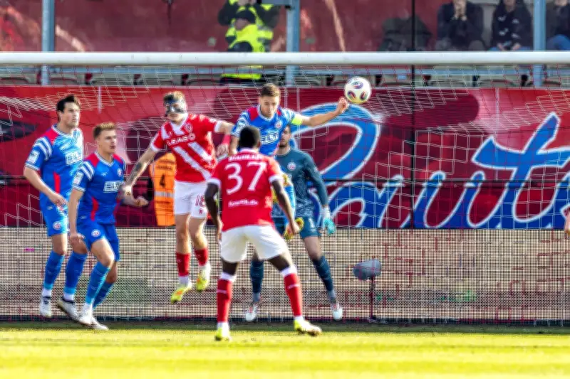 Energie Cottbus hält Rostock im Aufstiegsrennen mit 0:0 auf Distanz