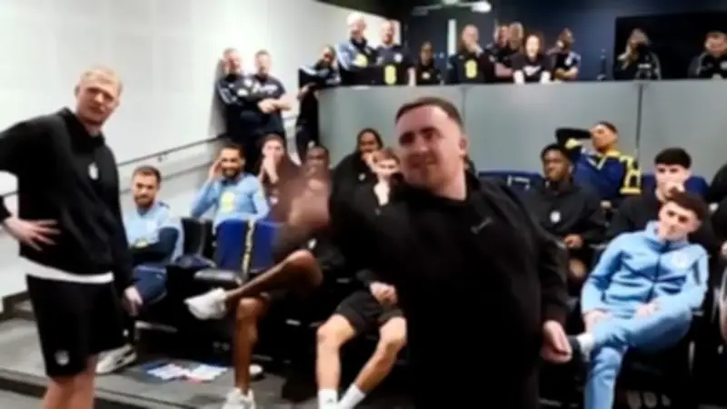 Englands Fußballstars tauschen den Ball gegen Darts: Duell mit Teenager-Superstar Luke Littler