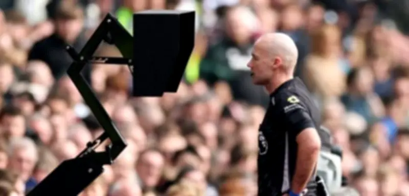 Englische Fußballfans fordern Abschaffung des VAR in der Premier League