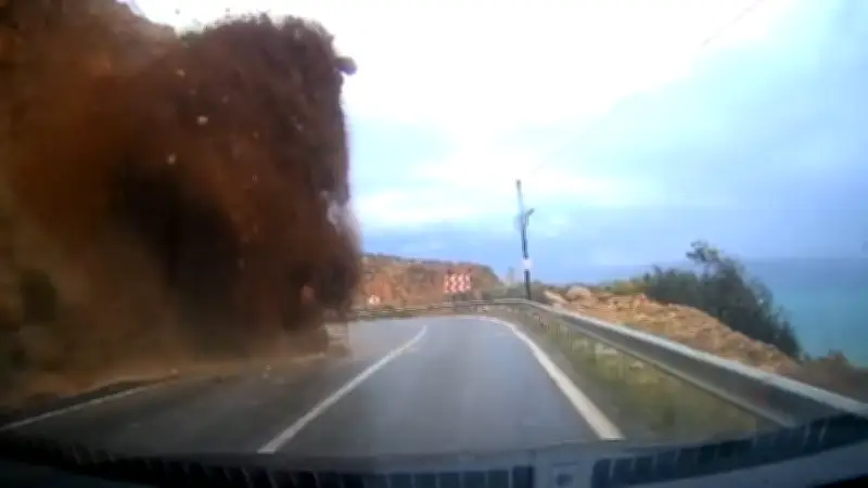 Erdlawine nach Starkregen: Auto in Türkei von Felsbrocken begraben