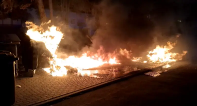 Erneut Containerbrand in Zeitz-Ost: Feuerwehr verhindert Schlimmeres in Nachtaktion
