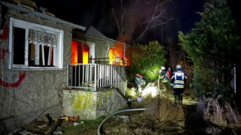 Erneut Feuer in leerstehendem Gebäude: Neubrandenburger Feuerwehr im Industrieviertel im Einsatz