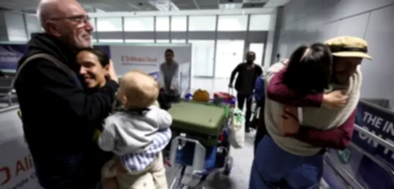 Erste Evakuierungsmaschine aus Dubai in Frankfurt gelandet: Urlauber berichten von Raketenangriffen