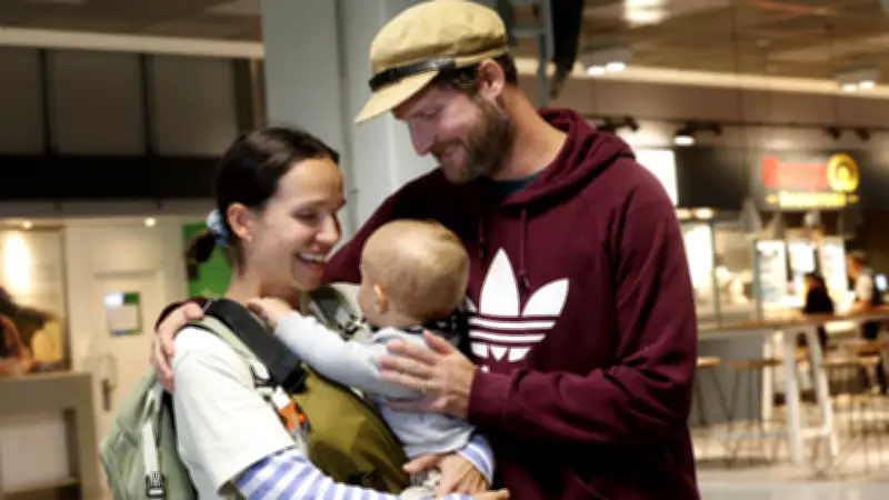 Erste Urlauber aus Dubai in Frankfurt gelandet: Raketenalarme und Ängste hinter sich