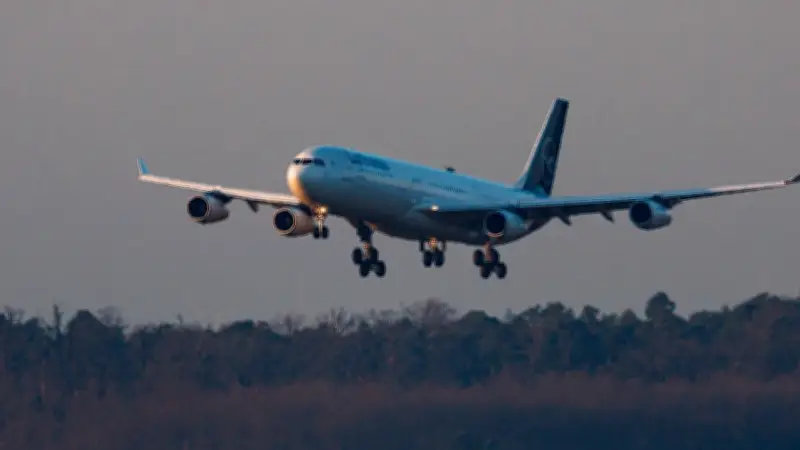 Erster deutscher Evakuierungsflug aus Golf-Region sicher in Frankfurt gelandet