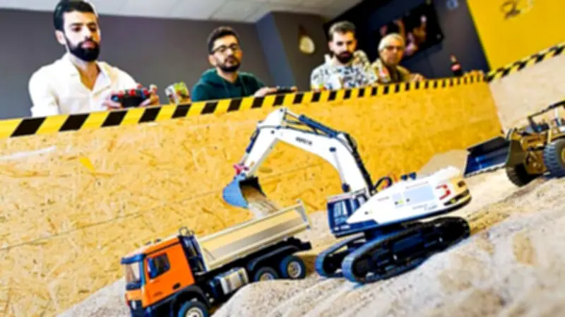 Erstes Bagger-Café Deutschlands eröffnet in Hannover: Sandkasten statt Flirt