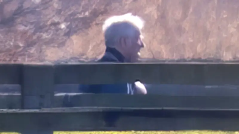 Erstes Foto nach Verhaftung: Prinz Andrew einsam bei Spaziergang in Norfolk