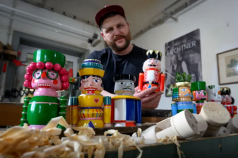 Erzgebirgische Holzkunst revolutioniert: Nussknacker wird zum Teamplayer im 'Knack-Dialog'
