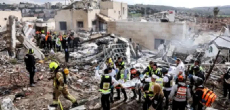 Eskalation im Nahen Osten: Tote bei Raketenangriffen, Flugverkehr weltweit gestört