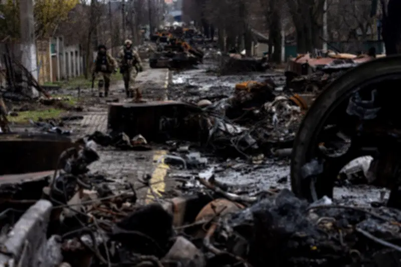 EU-Außenminister gedenken in Kiew des Butscha-Massakers und bekräftigen Unterstützung für Ukraine