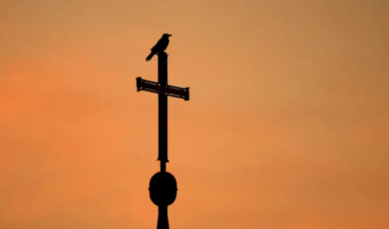 EuGH setzt Grenzen: Kirchenaustritt darf nicht automatisch zur Kündigung führen