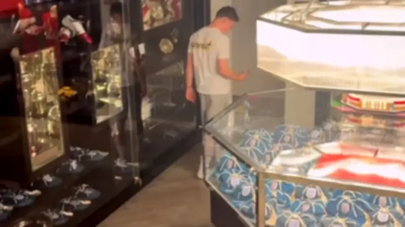 Exklusive Einblicke: Mini-Rooney führt durch den Titel-Tempel seines Vaters