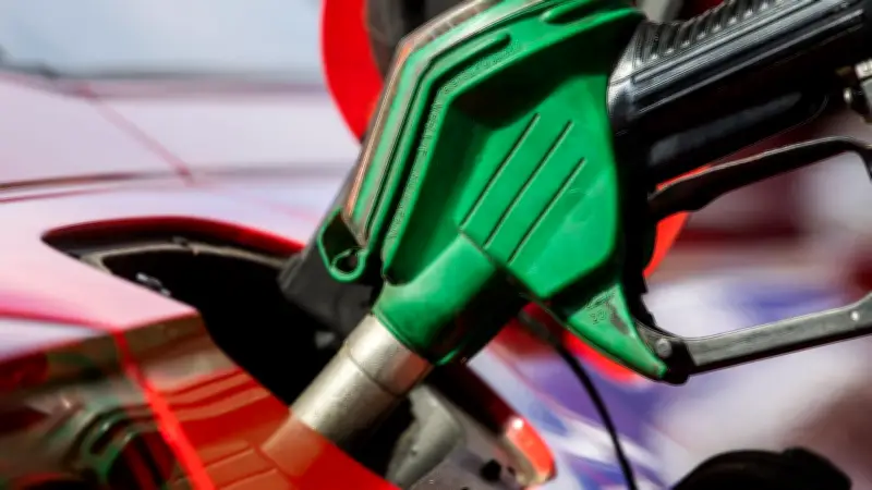 Experten kritisieren Doppelbesteuerung: Mehrwertsteuer auf CO₂-Abgabe treibt Benzinpreise