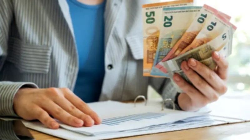 Expertenrat: So sparen Sie monatlich 100 Euro ohne Verzicht – Schuldenfalle vermeiden