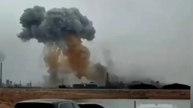 Explosion in chinesischer Chemiefabrik: Gelb-graue Rauchwolken über Anlage