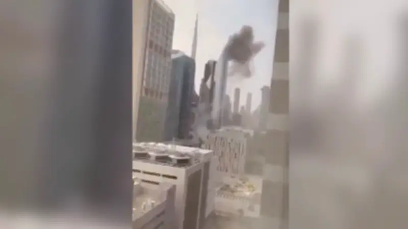 Explosion in Dubai: Geschoss über Finanzviertel abgefangen - Trümmer beschädigen Gebäude