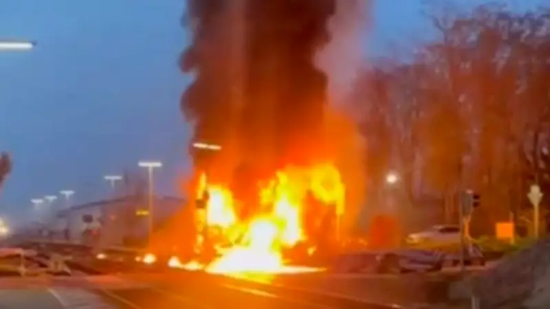 Explosion nach Zugkollision in Insheim: Mehrere Verletzte bei Unfall mit Autotransporter