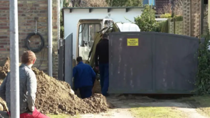 Explosionsgefahr in Rostock: Bagger beschädigt Gasleitung – Wohngebiet evakuiert