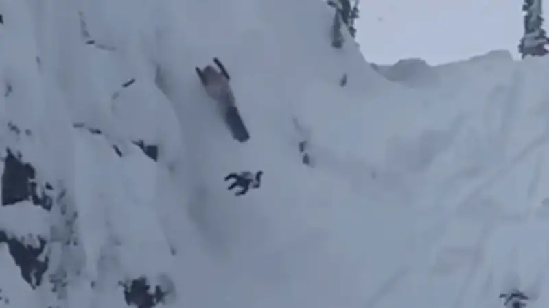 Extremsportler erleidet schmerzhafte Lektion bei riskanter Schneemobil-Aktion