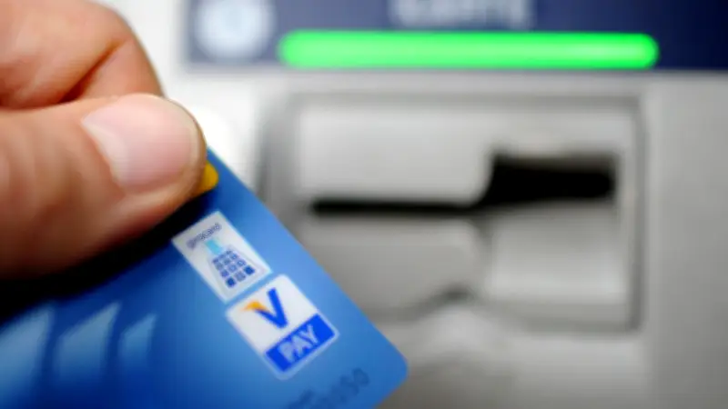 Fahndung in Parchim: Unbekannter hebt 2.000 Euro mit gestohlener Geldkarte ab