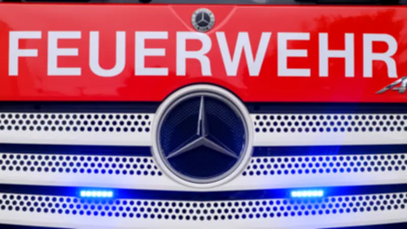 Fahrradakkus lösen Großbrand in Dresden aus: Gebäude unbewohnbar, Person im Krankenhaus