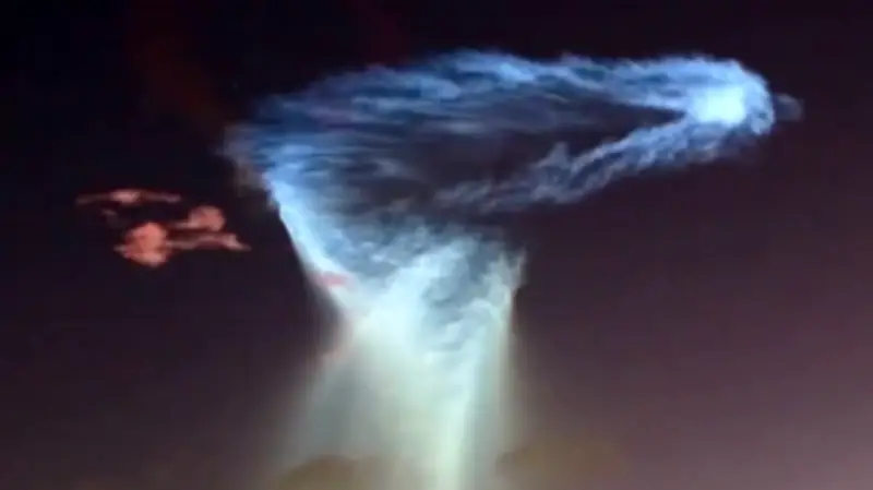 Falcon-9-Rakete erzeugt spektakuläres Lichtphänomen über Florida